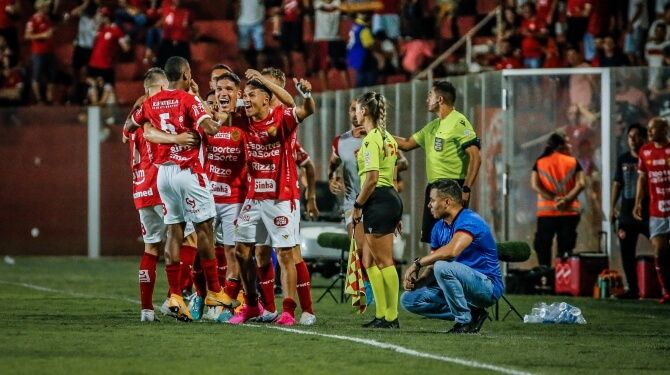 De virada, Vila vence clássico contra o Atlético e segue vivo na Série B