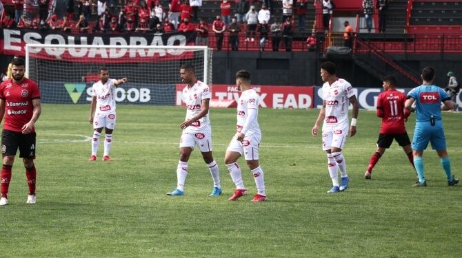 Em jogo com paralisação por falta de energia, Vila Nova empata com Brasil de Pelotas